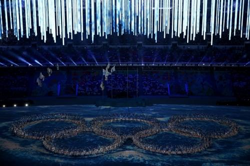 Dançarinos formam os aros Olímpicos na cerimônia de encerramento dos Jogos Olímpicos de Inverno Sochi 2014 / Foto: Getty Images